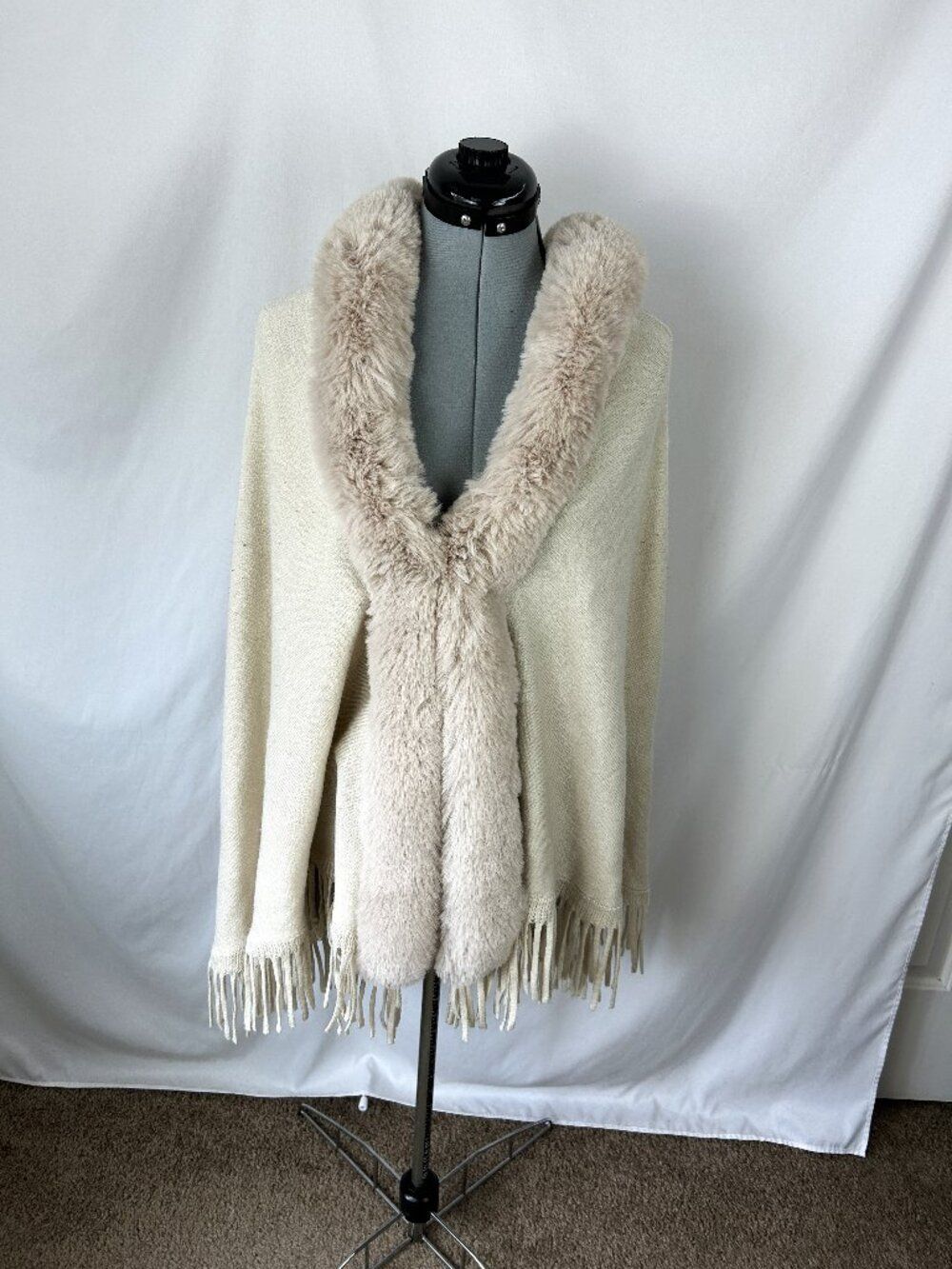 (big Bag) Nothern Angel Faux Fur Trim Hooded Fringed Poncho L/XL Cream